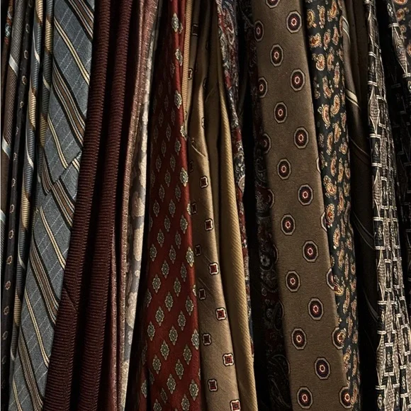 Elegant Men's Tie Collection - Picture 2 of 4